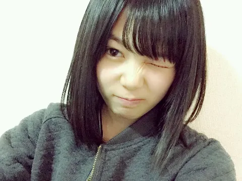 尾関 梨香｜新しいお洋服が欲しいです。ですが一人で買いに行くと大変なこと…（2016-04-24）