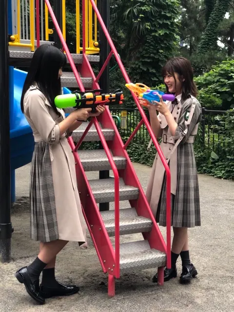 尾関 梨香｜長い階段を降りてる時、足がすくんで次の一歩が踏み出せない。あの感覚わかってくれる人いないかな（2019-08-02）｜3枚目