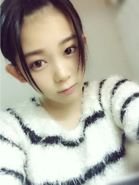 尾関 梨香｜前髪が伸びて、切ろうか迷ってる。みんなには切ったほうがいいっ…（2017-01-07）