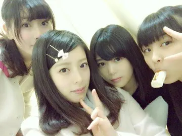 齋藤 冬優花｜＼服のタグを歯で切るのが得意な志田さんが尾関の服のタグを歯で切る︎︎❤︎︎71/（2016-01-22）｜2枚目