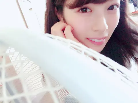 齋藤 冬優花｜＼︎︎扇風機に吹かれる私❤︎︎217/（2016-06-18）