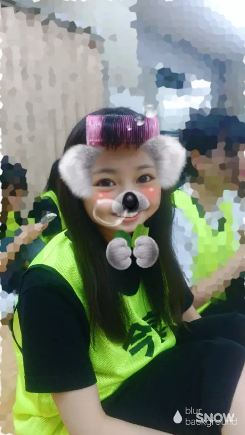 齋藤 冬優花｜＼︎︎映画を見に行ったら、後ろの席から見る派ですか??私は前の席派です。首が痛くなるとかは気にしないです❤︎︎296/（2016-09-16）｜2枚目