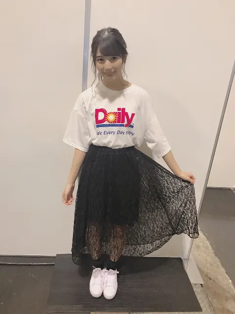 小坂 菜緒｜ツインテールにしようと心に決めていたのに、いざ鏡に向かうと出来なくなってしまった。じゃ、また今度で 小坂菜緒（2018-06-10）｜2枚目