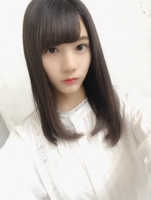 小坂 菜緒｜ツインテールにしようと心に決めていたのに、いざ鏡に向かうと出来なくなってしまった。じゃ、また今度で 小坂菜緒（2018-06-10）｜4枚目