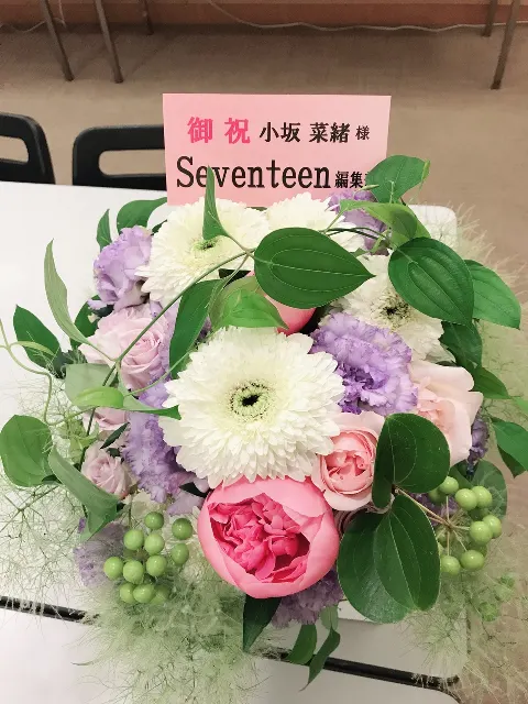 小坂 菜緒｜さぁ今日も一日頑張ろうと家を出たら雨が降ってて心も前髪もシュ…（2018-06-19）｜2枚目