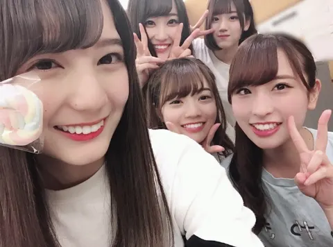 小坂 菜緒｜さぁ今日も一日頑張ろうと家を出たら雨が降ってて心も前髪もシュ…（2018-06-19）｜3枚目