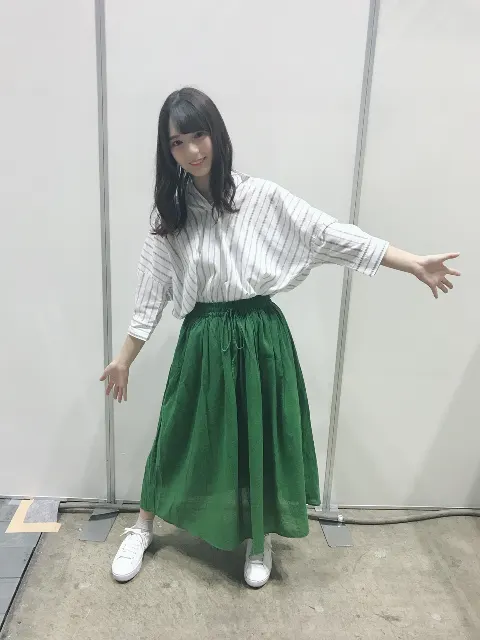 小坂 菜緒｜さぁ今日も一日頑張ろうと家を出たら雨が降ってて心も前髪もシュ…（2018-06-19）｜4枚目