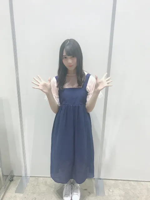 小坂 菜緒｜さぁ今日も一日頑張ろうと家を出たら雨が降ってて心も前髪もシュ…（2018-06-19）｜5枚目
