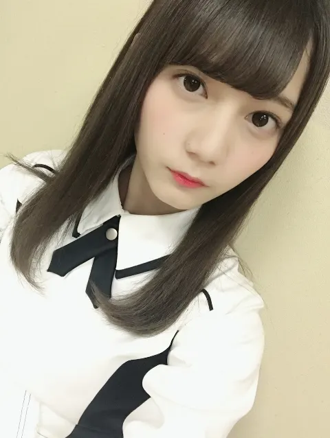 小坂 菜緒｜久しぶりに見つけた飴がどうしても食べたくて1つ貰いました。カバンの中でさまよってます。（2018-06-26）