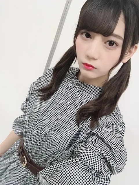 小坂 菜緒｜私は今、手元に何冊の本があるでしょう。正解は0冊です。期待させてごめんなさい、家に忘れてきました…（2018-06-28）｜2枚目