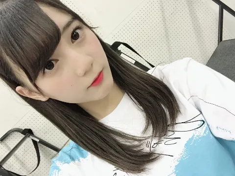 小坂 菜緒｜手羽先の食べ方が分からへんくて適当にこう？ってやってたら意外と上手く食べれて、よし！って思ってたら全然食べ方違いました。（2018-07-04）｜2枚目
