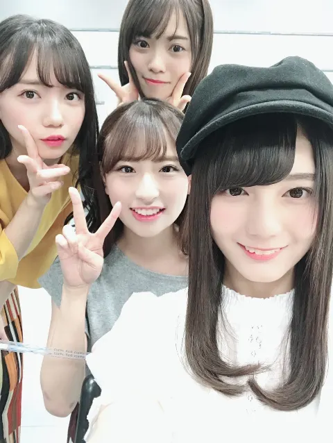 小坂 菜緒｜珍しくペンギンとカエルのぬいぐるみを持ってきていたのにも関わ…（2018-07-17）｜3枚目