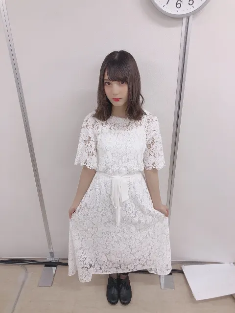 小坂 菜緒｜ものさしを買って袋から出す時に勢いで指を切ってしまって次の日…（2018-07-17）｜3枚目