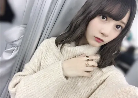 小坂 菜緒｜最近はやりのスマホリングっていうアクセサリーあるじゃないです…（2018-10-09）
