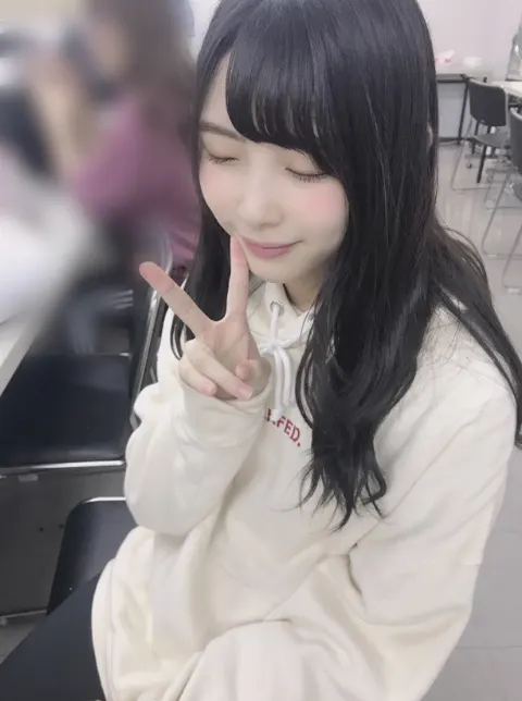 小坂 菜緒｜最近はやりのスマホリングっていうアクセサリーあるじゃないです…（2018-10-09）｜2枚目