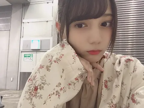 小坂 菜緒｜和菓子って美味しいですよね、私はいつも、甘いのが苦手って本当…（2018-10-17）｜9枚目