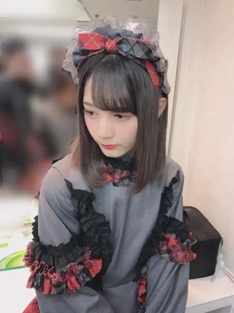 小坂 菜緒｜この間、届いた荷物を取ろうとしてダンボールを開けたら見事に6…（2018-10-30）｜2枚目