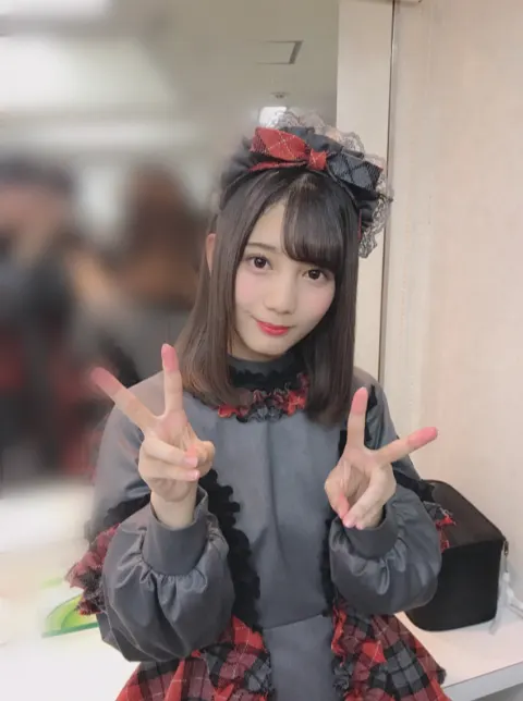 小坂 菜緒｜この間、届いた荷物を取ろうとしてダンボールを開けたら見事に6…（2018-10-30）｜3枚目