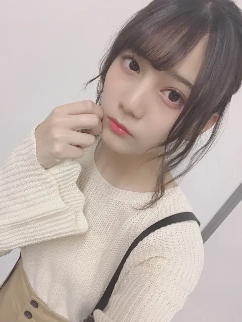 小坂 菜緒｜この時期は暖かい飲み物を飲みたくなりますよねって書きながら片…（2018-11-14）
