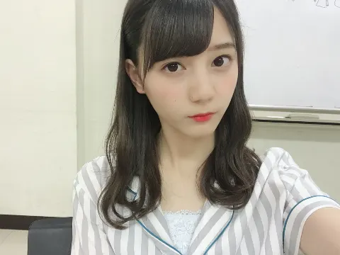 小坂 菜緒｜朝が寒すぎて暖房をつけて過ごしてたら、外に出た時にあまりにも…（2018-11-15）｜3枚目