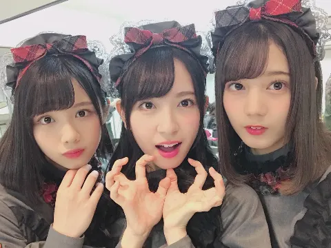 小坂 菜緒｜携帯の充電をしながら動画を見てて、よし家を出ようと携帯を持っ…（2018-11-20）