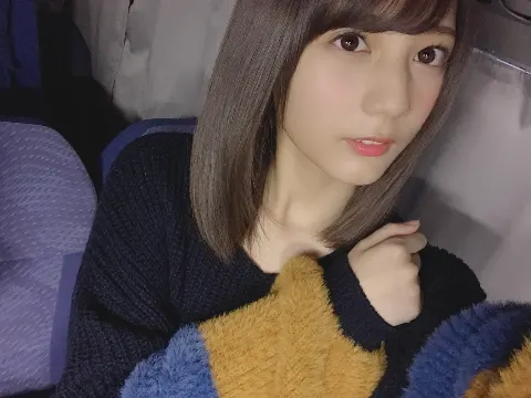 小坂 菜緒｜携帯の充電をしながら動画を見てて、よし家を出ようと携帯を持っ…（2018-11-20）｜2枚目