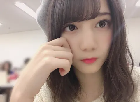 小坂 菜緒｜最近家に帰るとすぐにベッドへダイブする生活をしています。そし…（2018-11-22）｜2枚目