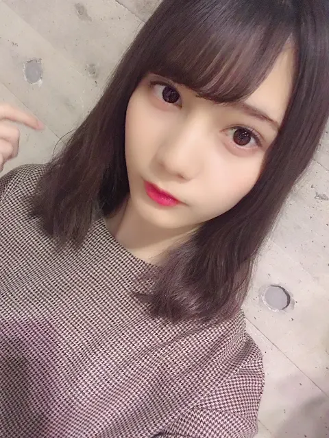 小坂 菜緒｜最近家に帰るとすぐにベッドへダイブする生活をしています。そし…（2018-11-22）｜3枚目