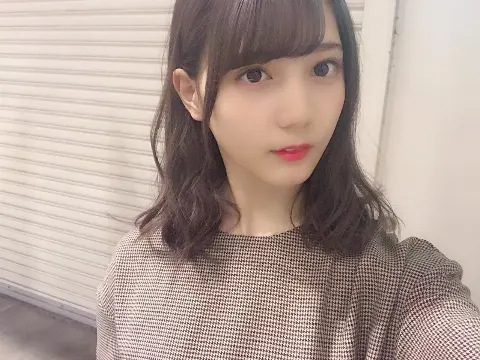 小坂 菜緒｜最近家に帰るとすぐにベッドへダイブする生活をしています。そし…（2018-11-22）｜4枚目
