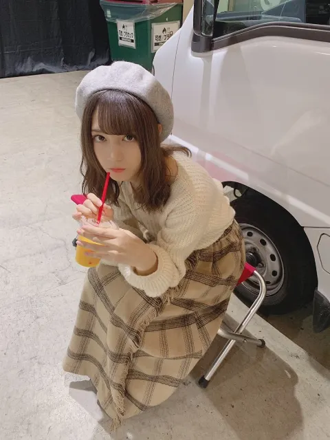 小坂 菜緒｜この間、服を買ったんですね、届くのに7日待ってやっと届いた~…（2018-11-24）｜4枚目
