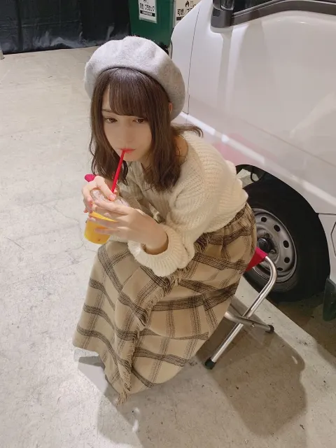 小坂 菜緒｜この間、服を買ったんですね、届くのに7日待ってやっと届いた~…（2018-11-24）｜5枚目