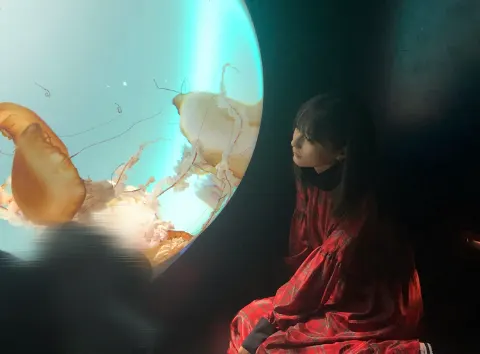 小坂 菜緒｜暖かいドリンクを求めてこの寒い中、30分も雪に打たれ歩き回っ…（2019-02-10）｜4枚目