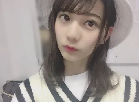 小坂 菜緒｜心が休まる時間というのを考えた時、ベットの上で映画を見ること…（2019-04-03）｜2枚目