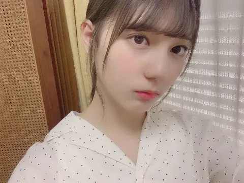 小坂 菜緒｜今目の前にあるものを言います。皆さん予想して？正解は…紅茶です。微糖の。（2019-07-18）｜2枚目