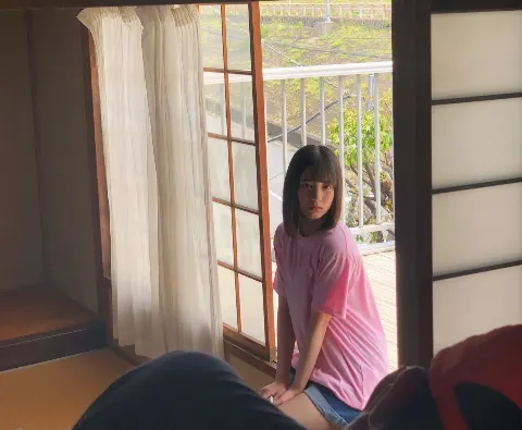 小坂 菜緒｜今目の前にあるものを言います。皆さん予想して？正解は…紅茶です。微糖の。（2019-07-18）｜3枚目