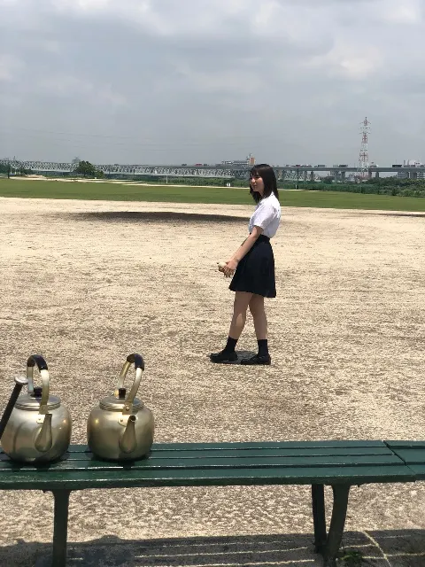 小坂 菜緒｜今目の前にあるものを言います。皆さん予想して？正解は…紅茶です。微糖の。（2019-07-18）｜4枚目