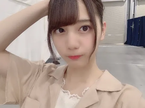 小坂 菜緒｜今目の前にあるものを言います。皆さん予想して？正解は…お水です。（2019-07-19）｜8枚目