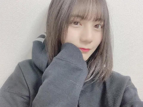 小坂 菜緒｜部屋にいると寒い。外にいると暖かい。なぜ、部屋が寒いのか。その謎は未だに解明されていない。ただ、寒さに耐え抜くのみ。（2020-03-17）