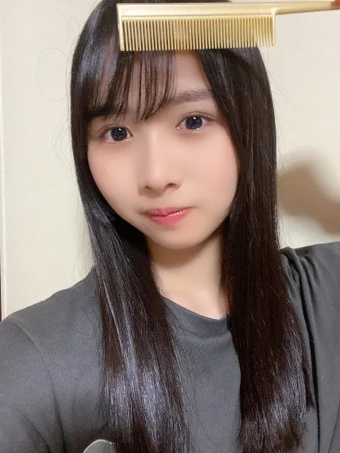 上村 ひなの｜さりげなく近寄ってみるとベージュな壁紙でした。（2020-06-22）