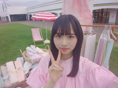 上村 ひなの｜さりげなく近寄ってみるとベージュな壁紙でした。（2020-06-22）｜2枚目