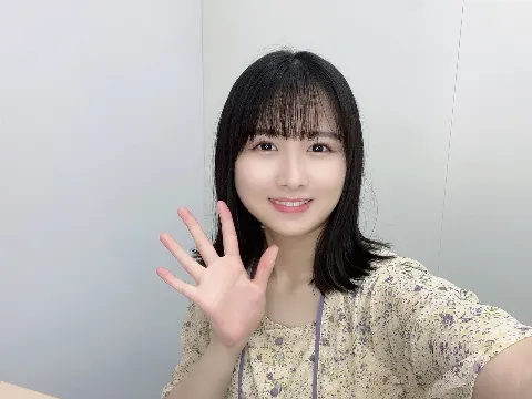 上村 ひなの｜最近お部屋にひまわりを置き始めました。夏って感じ！見るたびに元気出るなぁ~（2022-06-19）