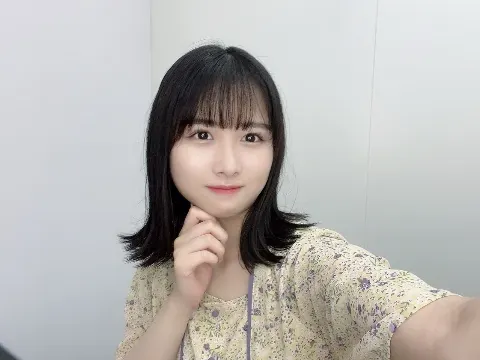 上村 ひなの｜最近お部屋にひまわりを置き始めました。夏って感じ！見るたびに元気出るなぁ~（2022-06-19）｜2枚目
