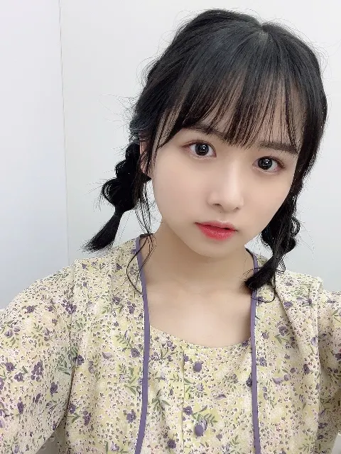 上村 ひなの｜最近お部屋にひまわりを置き始めました。夏って感じ！見るたびに元気出るなぁ~（2022-06-19）｜3枚目
