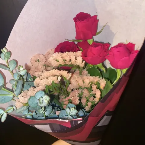 森本 茉莉｜何故私が今柄にもなくお花を持って歩いているのかというと、それは私自身も想像していなかった理由であって（2022-11-18）｜4枚目