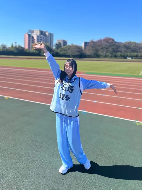 石塚 瑶季｜空色のジャージ🌤 石塚瑶季（2022-12-13）｜2枚目