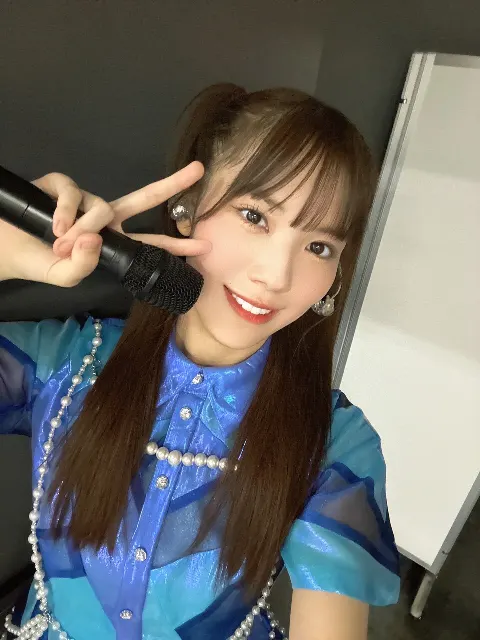 森本 茉莉｜こんなにキメているけど実は照れている。腰に手まで置いちゃっているけど、これでも実は照れている。（2023-10-19）｜2枚目