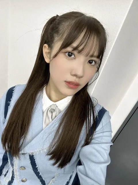 森本 茉莉｜こんなにキメているけど実は照れている。腰に手まで置いちゃっているけど、これでも実は照れている。（2023-10-19）｜3枚目