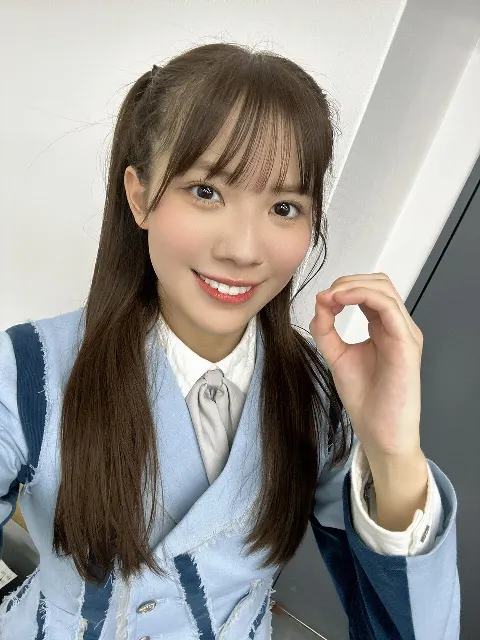 森本 茉莉｜こんなにキメているけど実は照れている。腰に手まで置いちゃっているけど、これでも実は照れている。（2023-10-19）｜4枚目