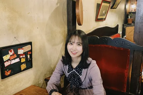 上村 ひなの｜昭和レトロ商店街にて。（2024-02-28）｜2枚目