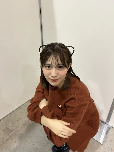 森本 茉莉｜ひよりさんが今隣にいらっしゃいます。譲りませぬ。右側なら空いています。（2024-11-12）｜4枚目